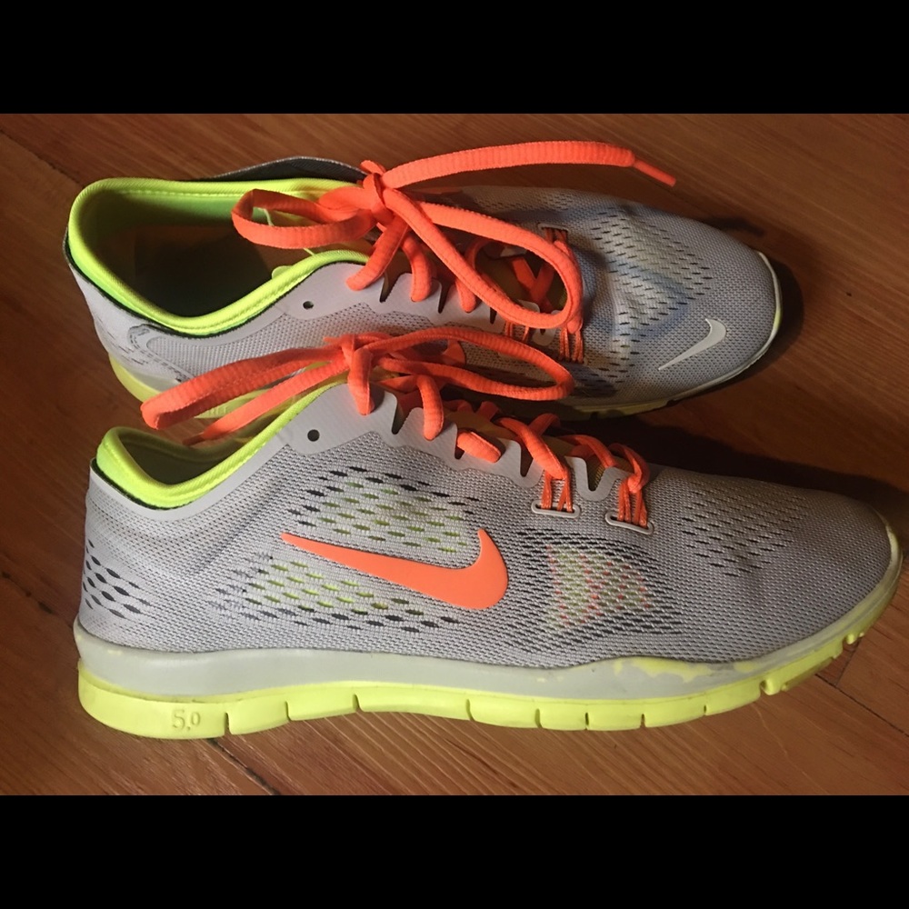 Nike woman sneakers gently worn in Great condition.